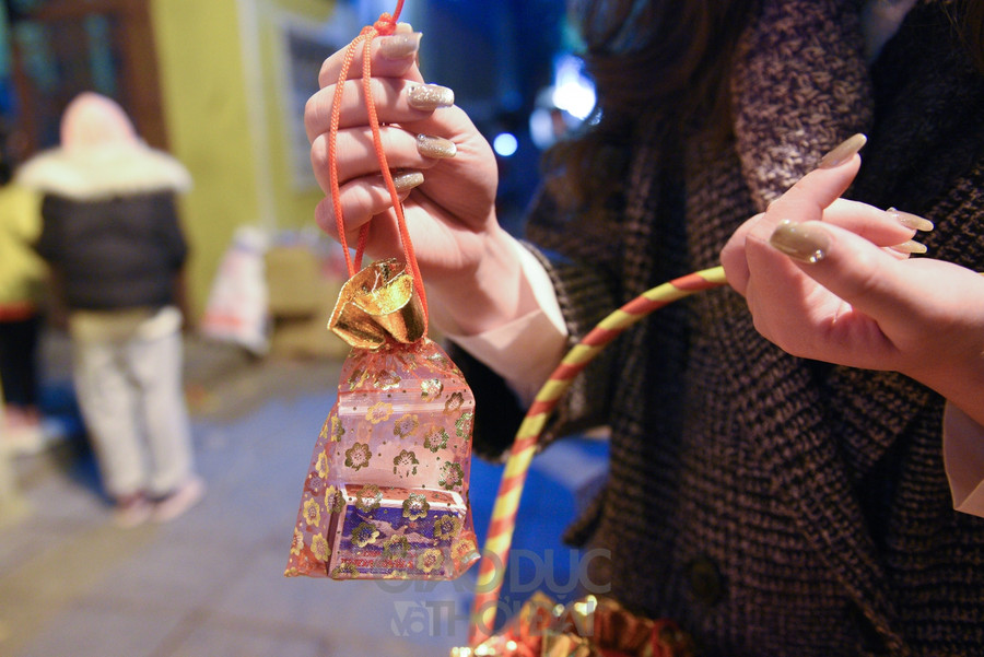 Theo tục xưa&quot; đầu năm mua muối, cuối năm mua vôi&quot; tại cổng chùa Quán Sứ nhiều người đã đứng bán muối, lửa đầu năm mới.