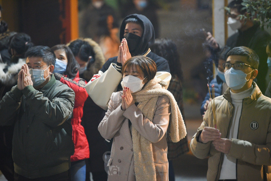 Tại chùa Quán Sứ rất đông người dân đã đến để thắp hương, cầu an.