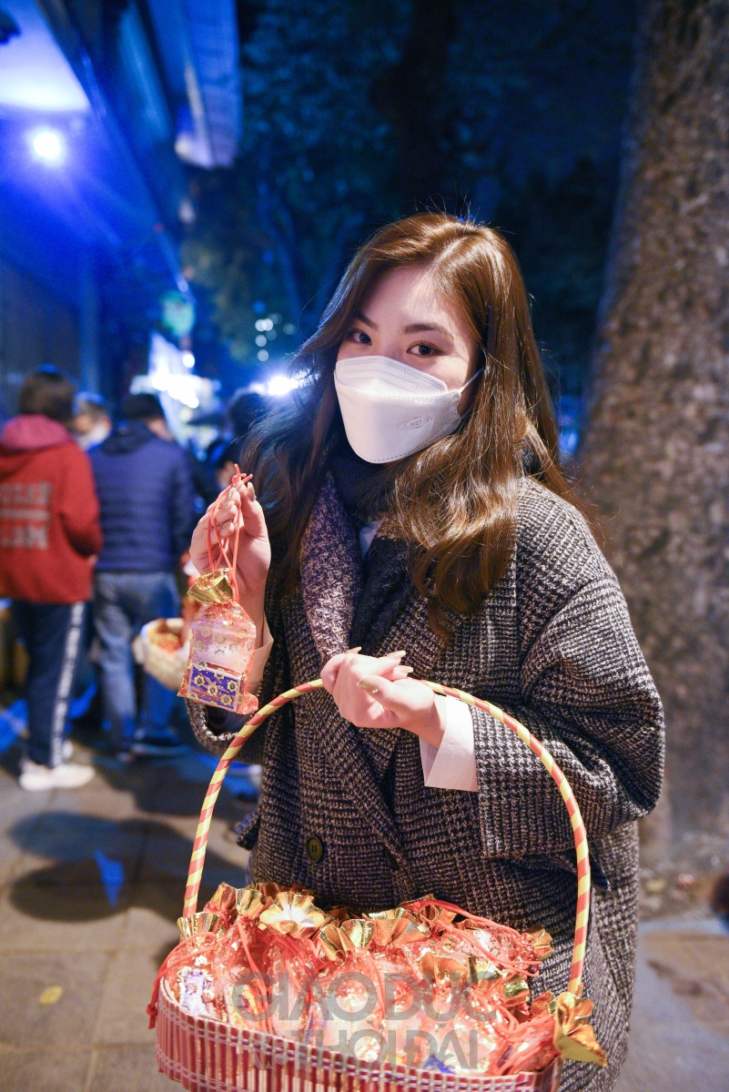 Sau thời khắc Giao thừa người dân Thủ đô đi chùa cầu bình an ảnh 11