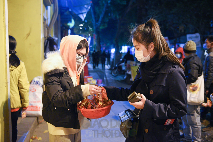 Sau khi lễ xong mọi người thường mua muối, lửa để cầu may mắn trong năm mới.