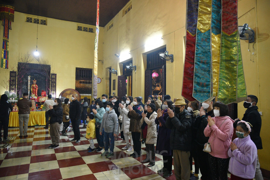 Sau thời khắc Giao thừa người dân Thủ đô đi chùa cầu bình an ảnh 5