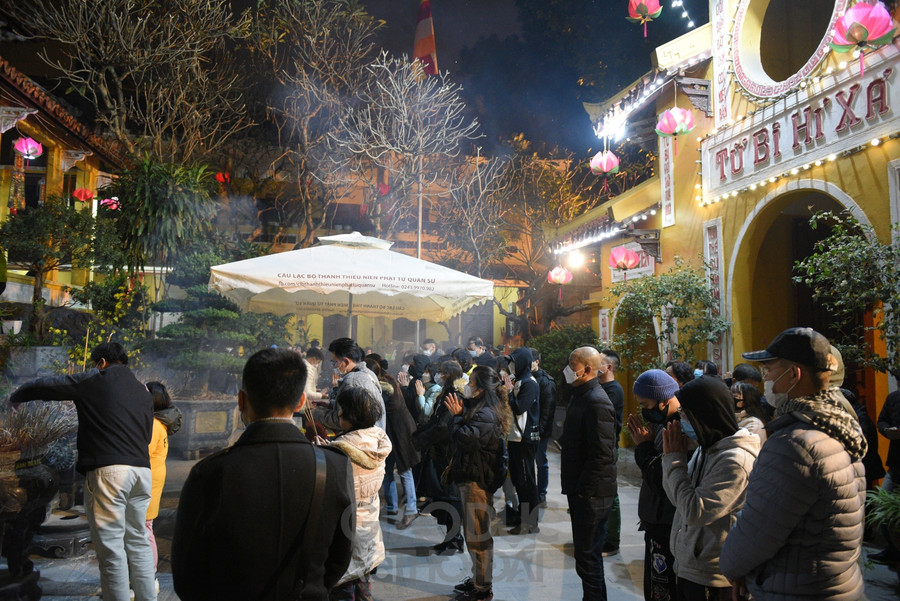 Sau thời khắc Giao thừa người dân Thủ đô đi chùa cầu bình an ảnh 2