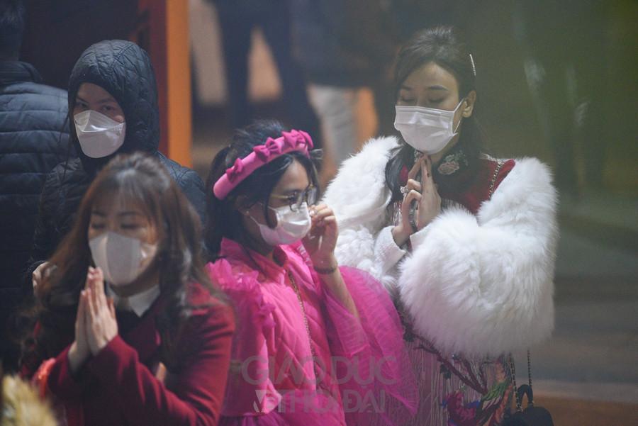 Sau thời khắc Giao thừa người dân Thủ đô đi chùa cầu bình an ảnh 6