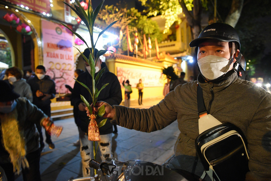 Sau thời khắc Giao thừa người dân Thủ đô đi chùa cầu bình an ảnh 15