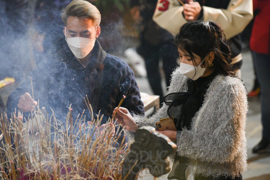 Sau thời khắc Giao thừa người dân Thủ đô đi chùa cầu bình an ảnh 8