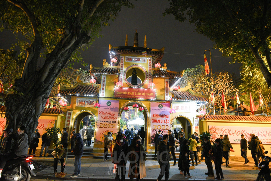 Ngay sau thời khắc Giao thừa, người dân Thủ đô đến chùa đi lễ cầu an đầu năm mới.