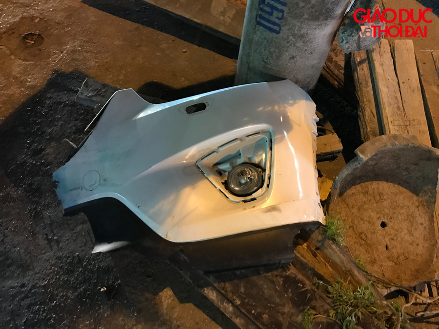 Trên đường có rất nhiều mảnh vỡ của xe ở mặt đường