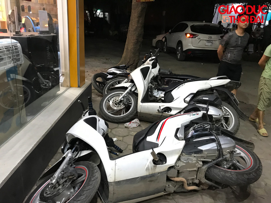 Khi lao lên vỉa hè, xe ô tô đã đâm vào hàng loạt xe máy đang đỗ trên vỉa hè