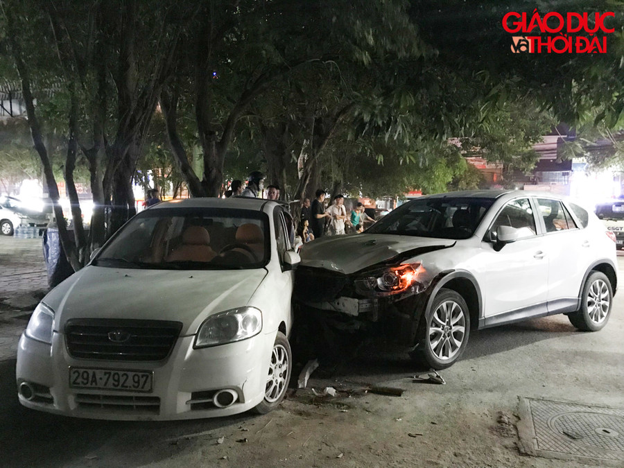 Chiếc Mazda chỉ dừng lại khi đâm vào chiếc ô tô Daewoo đang đỗ bên đường