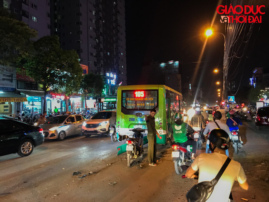 Chiếc xe bus và xe máy bị hư hại sau tai nạn