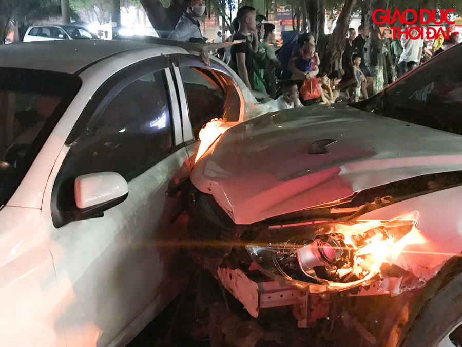 Toàn bộ phần đầu của chiếc Mazda bi hư hại hoàn toàn, cả 2 túi khí trong xe đều bung