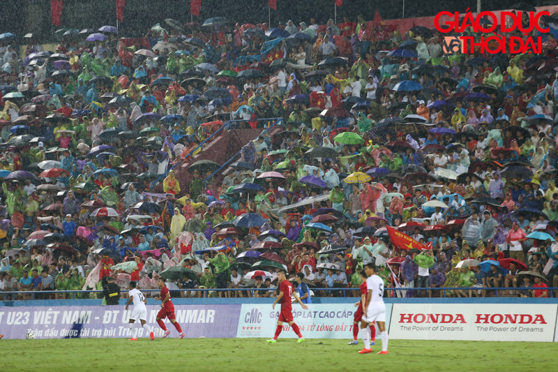 Mặc dù chỉ là trận đấu giao hữu mang tính chất rèn luyện, học hỏi giữa hai đội, song đã là trận đấu thì sẽ có kẻ thắng, người thua. Với tinh thần ấy, người hâm mộ đã kéo đến sân đông đảo