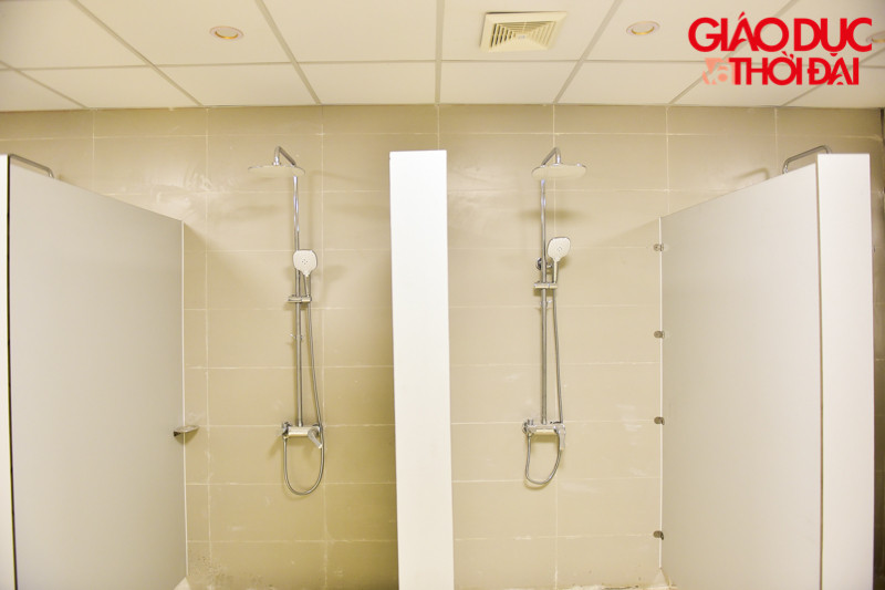 Phía bên trong phòng thay đồ và phòng tắm được lắp mới hoàn toàn để phục vụ trận đấu