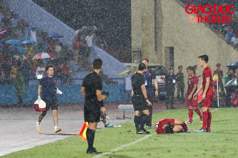 Nhiều người còn trêu đùa rằng, xem đội nhà đá dưới mưa, lại tưởng tượng ra trận đấu Thường Châu tuyết trắng cuối năm vừa qua.