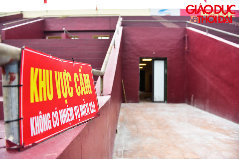 Biển bảng tại sân được lắp mới rõ ràng hơn