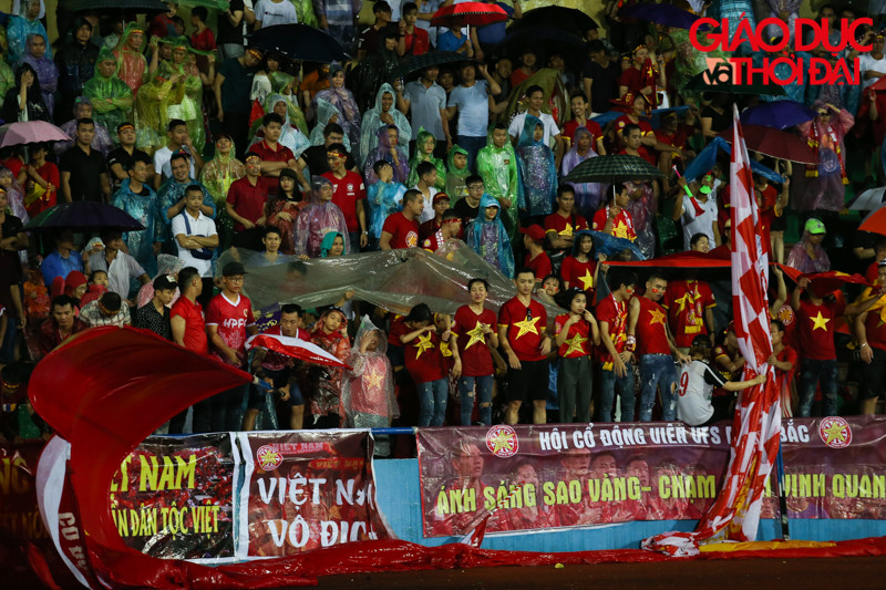 Mặc dù được dự báo sẽ có mưa giông xảy ra nhưng tinh thần cổ động của người hâm mộ vẫn hừng hực khí thế.