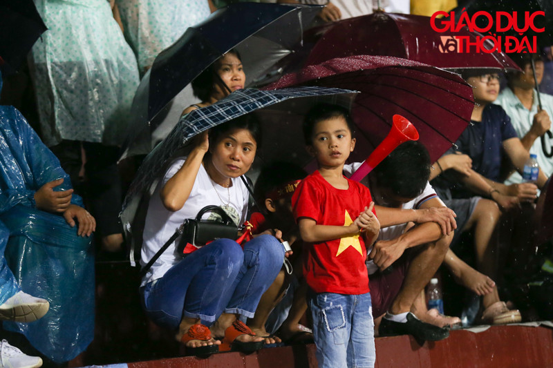 Phút thứ 35 của hiệp 1, cơn mưa rào bỗng đổ ập xuống, trắng xóa cả tầm nhìn của các CĐV.