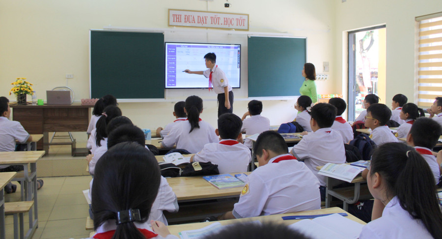 Học sinh lớp 6C, Trường THCS Cù Chính Lan tự tin thuyết trình với bút điện tử, tivi thông minh. Ảnh: TG Học sinh lớp 6C, Trường THCS Cù Chính Lan tự tin thuyết trình với bút điện tử, tivi thông minh. Ảnh: TG