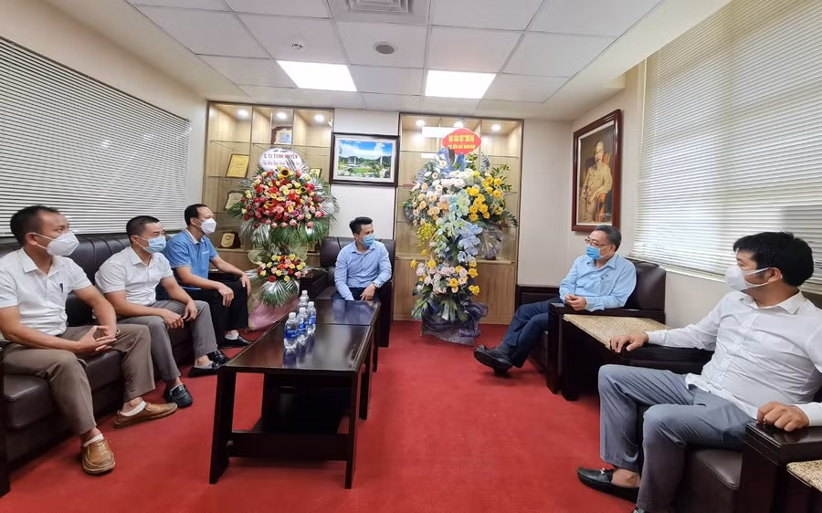 Đại diện báo GD&amp;TĐ khu vực MT-TN tặng hoa Ban lãnh đạo Công ty TNHH Gang thép Hưng nghiệp Formosa Hà Tĩnh và...