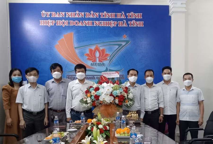Báo GD&amp;TĐ khu vực Miền Trung - Tây Nguyên tặng hoa chúc mừng Hiệp hội Doanh nghiệp Hà Tĩnh