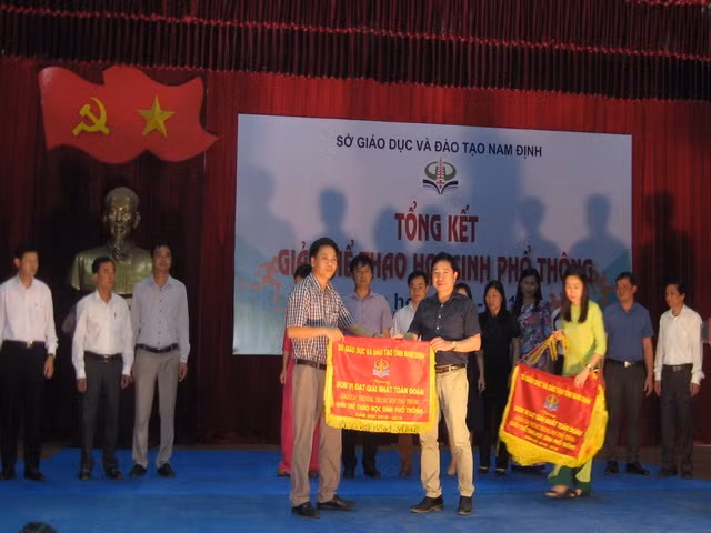 Phó Giám đốc Sở GD&ĐT Nguyễn Tiến Dũng trao cờ thi đua cho các Trường THPT