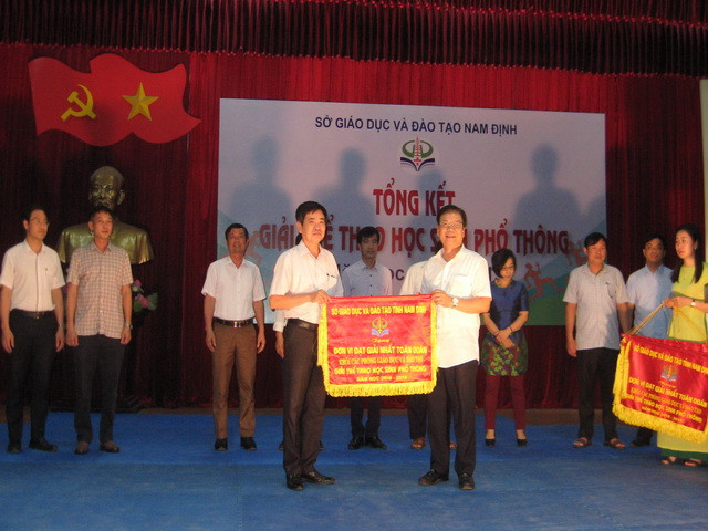 NGƯT Cao Xuân Hùng, Giám đốc Sở GD&ĐT trao giải cho các Phòng GD&ĐT