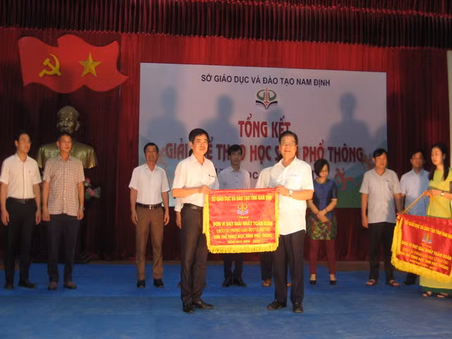 NGƯT Cao Xuân Hùng, Giám đốc Sở GD&ĐT trao giải cho các Phòng GD&ĐT