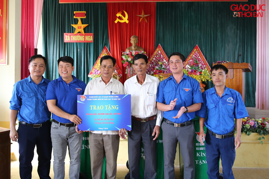 10 thùng đựng rác đã được trao tặng cho xã Nga Lộc