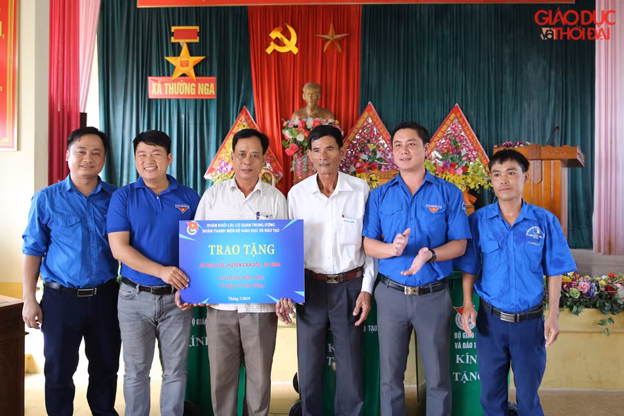 10 thùng đựng rác đã được trao tặng cho xã Nga Lộc