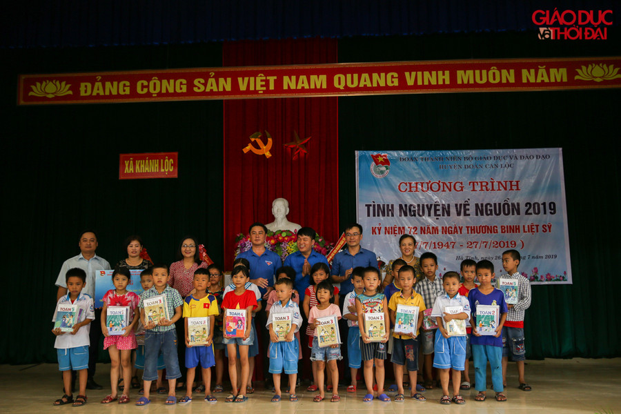 Đoàn thanh niên Bộ Giáo Dục và Đào Tạo trao tặng 100 bộ sách giáo khoa cho những học sinh có hoàn cảnh khó khăn