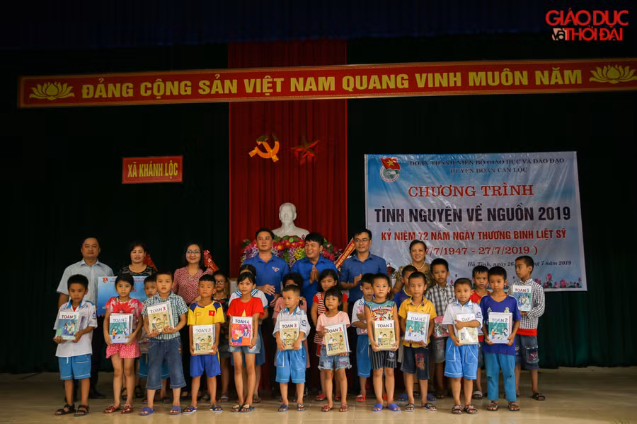 Đoàn thanh niên Bộ Giáo Dục và Đào Tạo trao tặng 100 bộ sách giáo khoa cho những học sinh có hoàn cảnh khó khăn