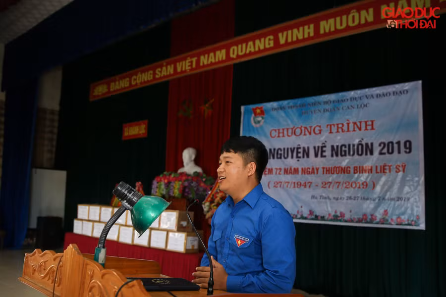 Đồng chí Nguyễn Văn Đại trao tặng sách, vở, đồ dùng học tập cho trường tiểu học xã Khánh Lộc, Hà Tĩnh