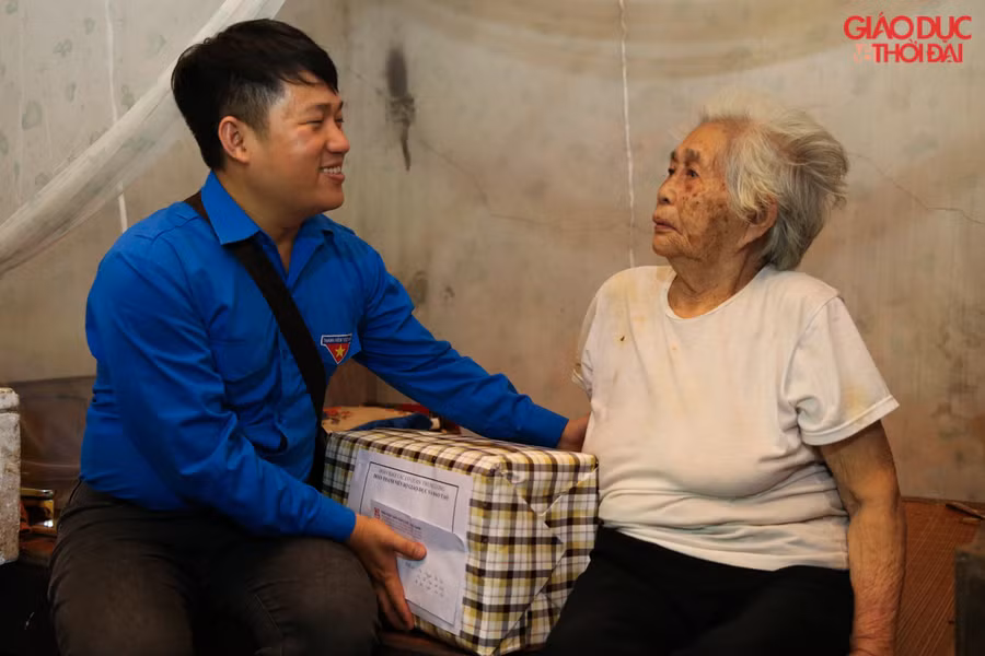 Đoàn thanh niên Bộ GD&ĐT tặng quà cho 2 bà mẹ Việt Nam anh hùng tại huyện Can Lộc, Hà Tĩnh.