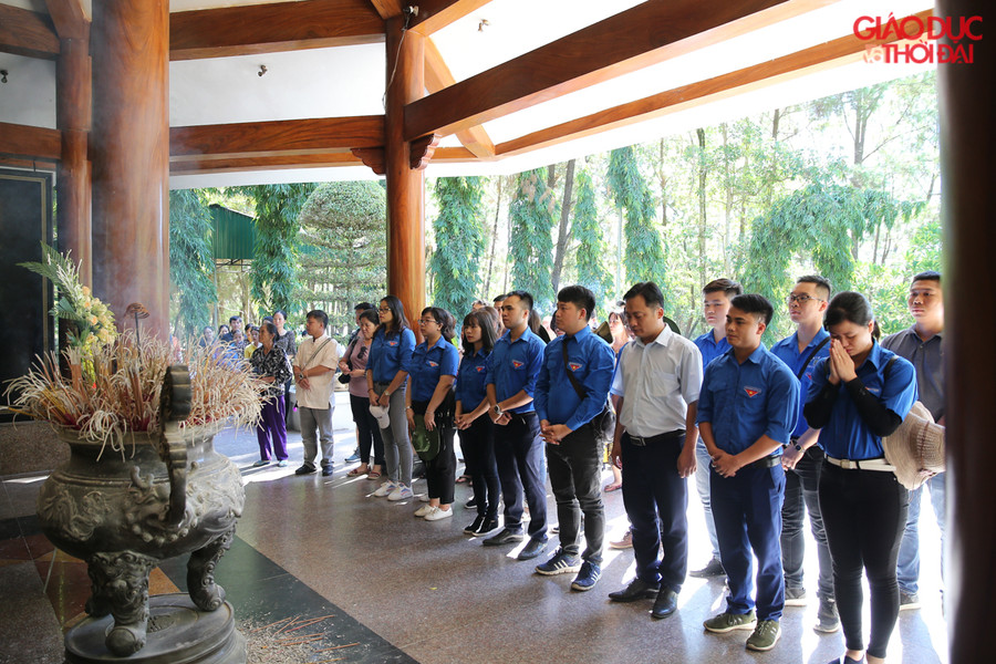 Đoàn thanh niên Bộ GD&ĐT đã đến thắp hương tưởng niệm, tri ân tại di tích Ngã ba Đồng Lộc