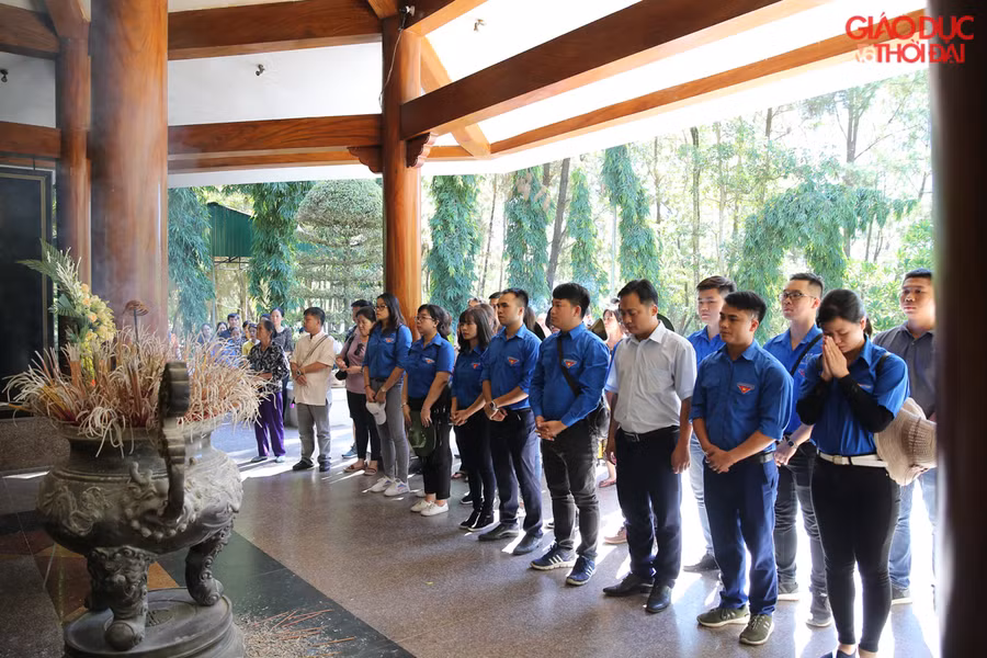 Đoàn thanh niên Bộ GD&ĐT đã đến thắp hương tưởng niệm, tri ân tại di tích Ngã ba Đồng Lộc