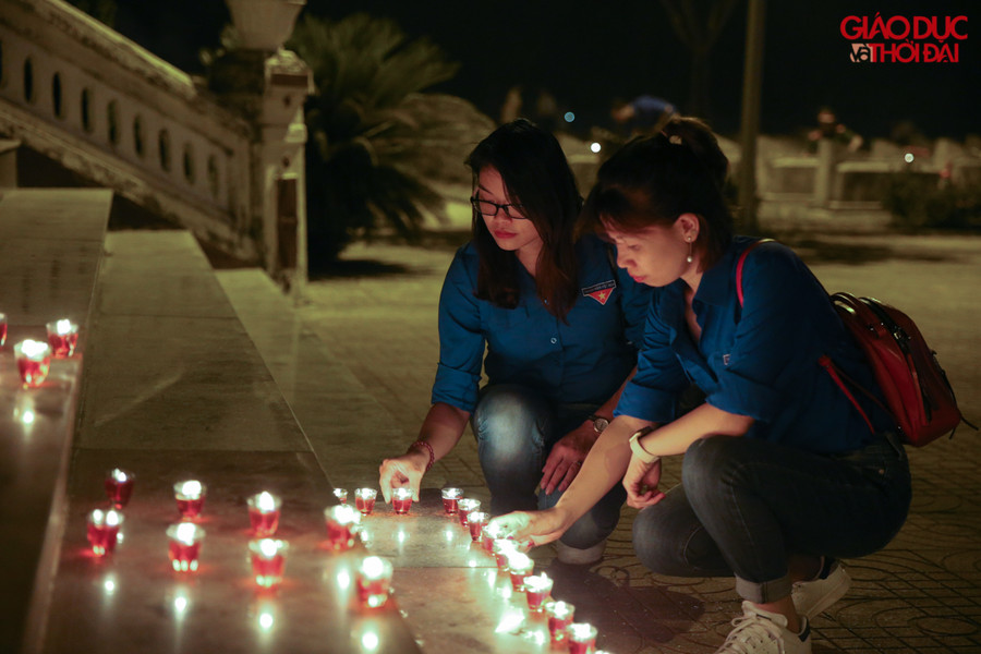 Đoàn thanh niên Bộ GD&ĐT đến thắp hương tri ân tại nghĩa trang huyện Can Lộc