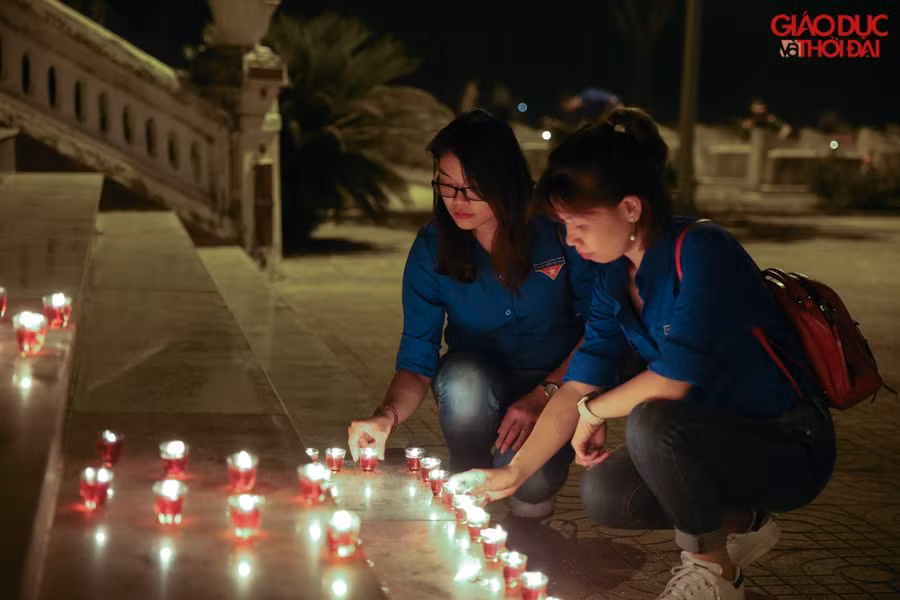 Đoàn thanh niên Bộ GD&ĐT đến thắp hương tri ân tại nghĩa trang huyện Can Lộc