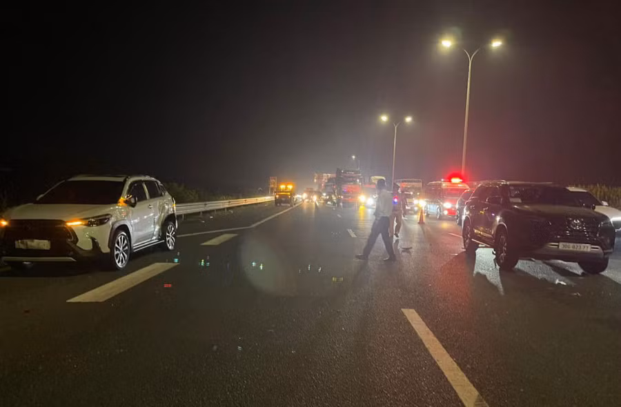 Lực lượng chức năng có mặt điều tiết giao thông qua khu vực.