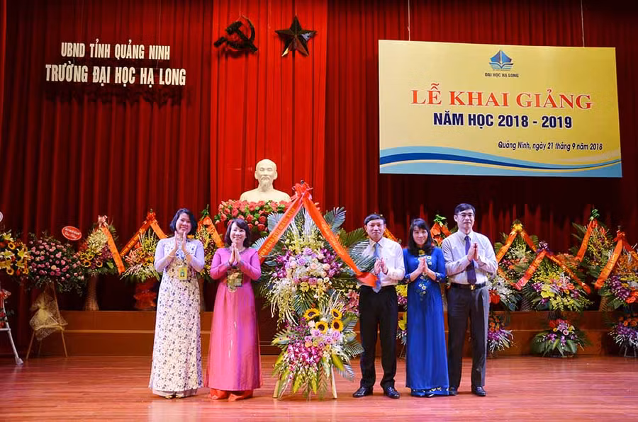 Lãnh đạo tỉnh tặng hoa chúc mừng nhà trường