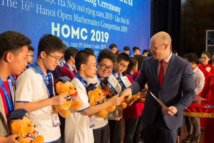 Đại diện Nhà tài trợ Atlantic lên trao học bổng cho các thí sinh xuất sắc Đại diện Nhà tài trợ Atlantic lên trao học bổng cho các thí sinh xuất sắc