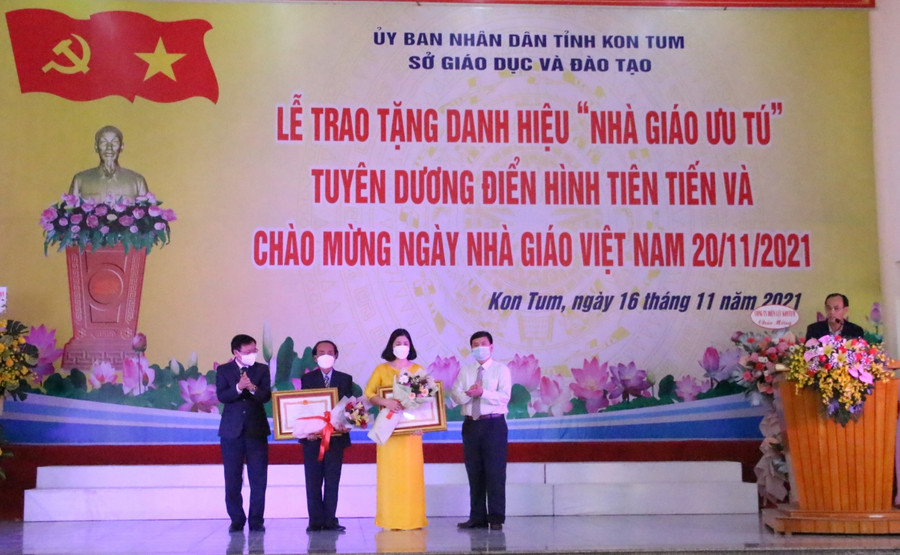 Lãnh đạo tỉnh Kon Tum trao danh hiệu “Nhà giáo ưu tú” do Chủ tịch nước phong tặng cho thầy Nguyễn Xuân và cô giáo Nguyễn Thị Hoàn.