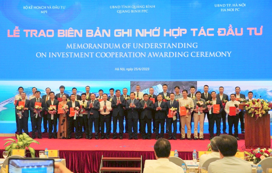 Trao biên bản ghi nhớ hợp tác đầu tư cho các nhà đầu tư, doanh nghiệp đầu tư các dự án vào Quảng Bình.