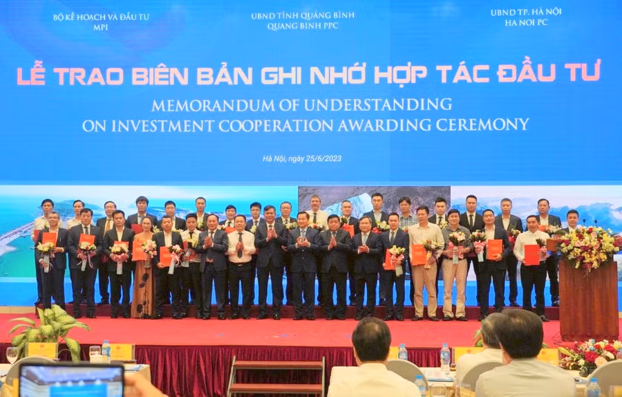 Trao biên bản ghi nhớ hợp tác đầu tư cho các nhà đầu tư, doanh nghiệp đầu tư các dự án vào Quảng Bình.