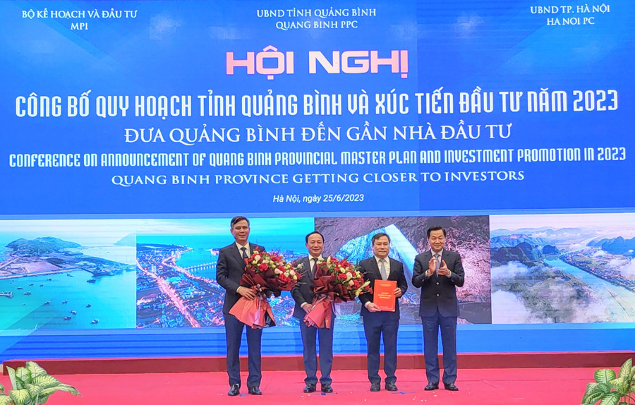 Bí thư Trung ương Đảng, Phó Thủ tướng Chính phủ Lê Minh Khái tặng hoa và trao Quyết định Quy hoạch tỉnh thời kỳ 2021-2030, tầm nhìn đến năm 2050 cho lãnh đạo tỉnh Quảng Bình.