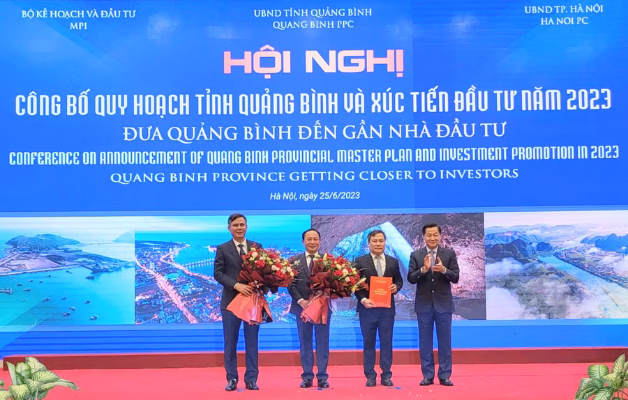 Bí thư Trung ương Đảng, Phó Thủ tướng Chính phủ Lê Minh Khái tặng hoa và trao Quyết định Quy hoạch tỉnh thời kỳ 2021-2030, tầm nhìn đến năm 2050 cho lãnh đạo tỉnh Quảng Bình.