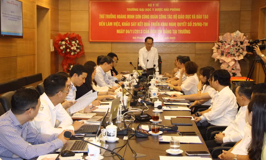 Toàn cảnh buổi làm việc.