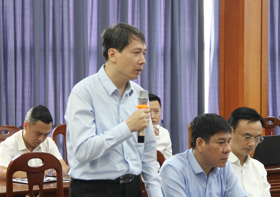 Thành viên trong đoàn công tác trao đổi tại buổi làm việc. Thành viên trong đoàn công tác trao đổi tại buổi làm việc.