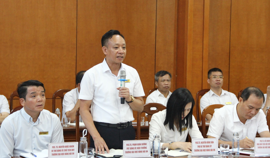 PGS.TS Phạm Xuân Dương - Hiệu trưởng Trường ĐH Hàng Hải Việt Nam báo cáo tại buổi làm việc. PGS.TS Phạm Xuân Dương - Hiệu trưởng Trường ĐH Hàng Hải Việt Nam báo cáo tại buổi làm việc.