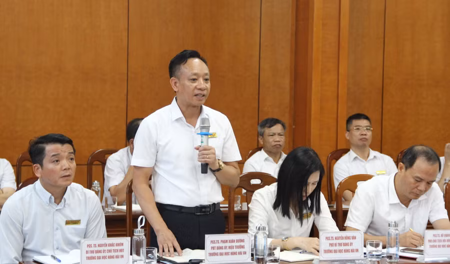 PGS.TS Phạm Xuân Dương - Hiệu trưởng Trường ĐH Hàng Hải Việt Nam báo cáo tại buổi làm việc.