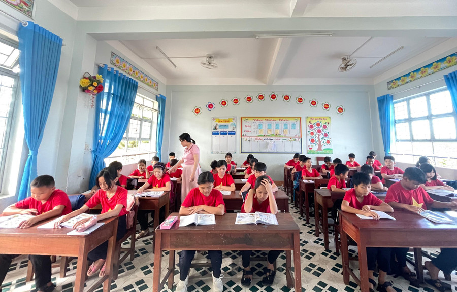 Giáo viên và học sinh Trường Tiểu học Lê Quý Đôn. Giáo viên và học sinh Trường Tiểu học Lê Quý Đôn.